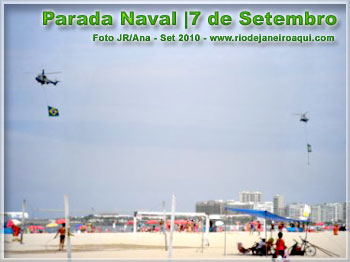 Helicópteros da Marinha sobrevoam a praia de Copacabana em 7 de Setembro