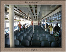 Interior da barca que leva � Ilha de Paquet�