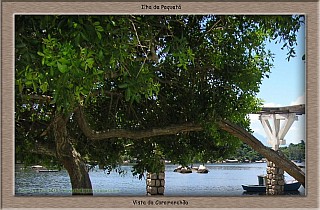 Foto tirada do caramanch�o da ilha de paqueta vendo as aguas calmas e pedras tipicas