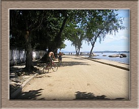 Paquet� - Bicicletas na praia da moreninha - Ao fundo as pedras tipicas do arquip�logo de paquet�