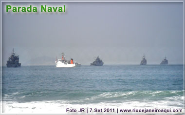 Diversos navios da Marinha Brasileira manobram em frente á praia de Copacabana