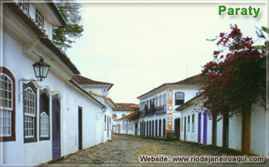 Pitoresca rua centro histórico de Paraty com seu casario colonial