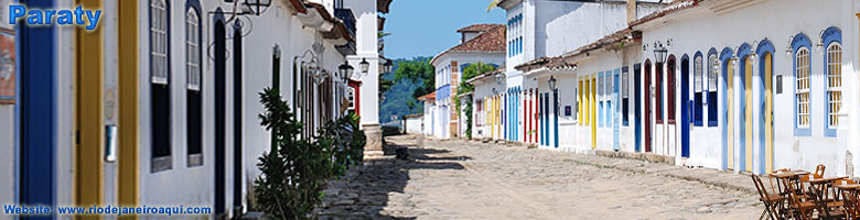 Pitoresca rua de Paraty com casas e sobrados pintados em cores vivas