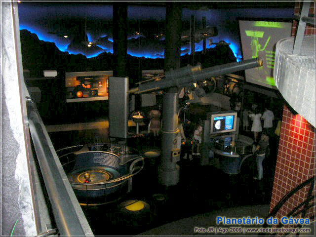 Interior do Planetário visto da parte superior, onde aparecem inúmeras atrações e objetos ligados à astronomia e ao espaço
