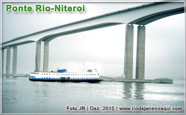 Barca de passageiros sob a ponte Rio-Niteroi