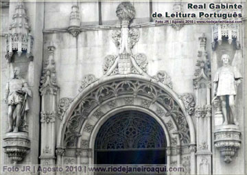 Portal e estatu&aacute;ria do Real Gabinete Portugu&ecirc;s de Leitura