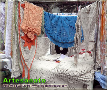 Rendas e crochês em feira de artesãos