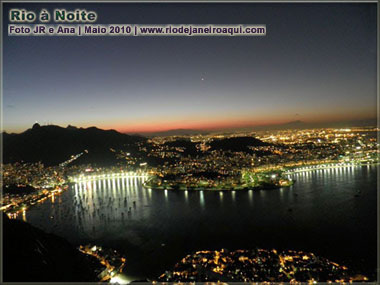 Enseada de Botafogo e Praia do Flamengo vistas de noite do alto do Morro da Urca