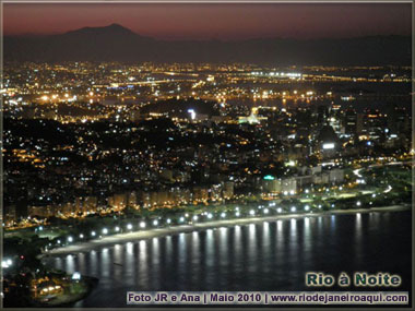 Vista aéra noturna da Praia e Aterro do Flamengo e ao fundo a cidade
