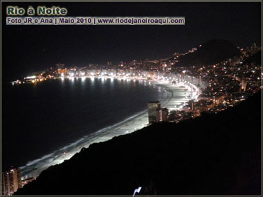 Copacabana vista do alto à noite com suas luzes e orla iluminada