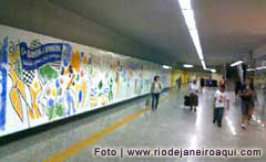 Corredor metrô Ipanema com painel de azulejos