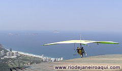 Piloto e passageiro de asa delta pulando da rampa da Pedra Bonita