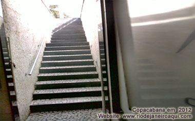 Escada do banheiro subterrâneo na Praia de Copacabana
