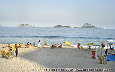 Barracas nas praias do Rio alugam cadeiras, guarda sol e vendem bebidas e sandwiches