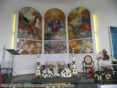 Interior e altar da Capela Nossa Senhora Desatadora de Nós