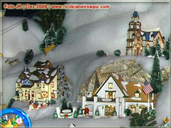 Miniatura natalina de casa e igreja
