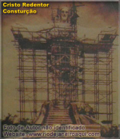 Cristo Redentor envolto em anadaimes durante a construção