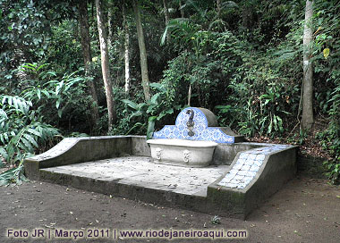 Fonte com painel de azulejos no pátio inferior da cascatinha taunay