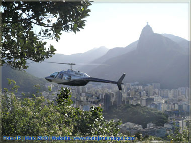 Helicóptero sobrevoando o Rio de Janeiro próximo ao heliporto do Morro da Urca