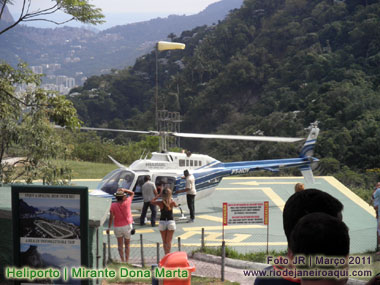 Helicóptero quase decolando no heliporto do Mirante Dona Marta