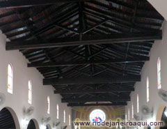 Madeiramento e treliça do telhado da Igreja