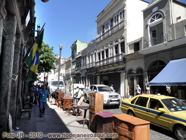 Loja de móveis antigos e rua do Lavradio