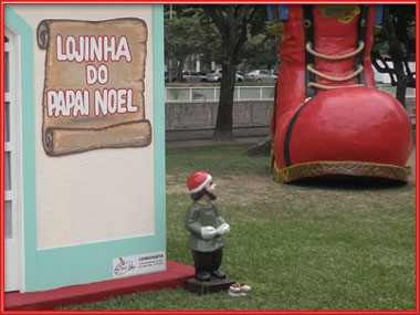 Lojinha do Papai Noel e casinha tem&aacute;tica de Natal