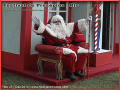 Papai Noel sentado em sua poltrona