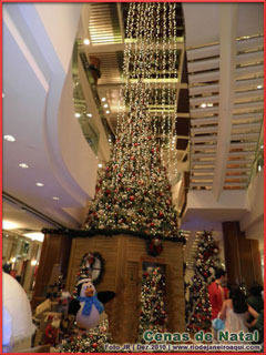 Árvore de natal gigante  e decoração de natal de shopping center