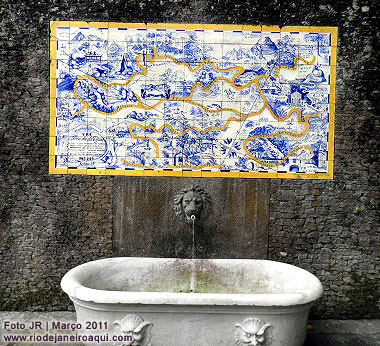 Painel de azulejos com mapa de atrações da Floresta da Tijuca