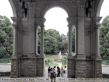 Jardim frontal visto do portico de entrada do palacete