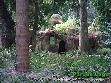 Casa do aquario do Parque Lage em meio a rvores e flores, do o clima de uma floresta mgica