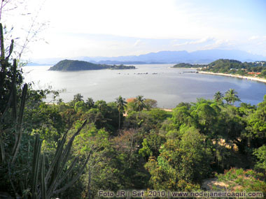 Parque, praias e ilhas de Paquetá vista do mirante do Morro do Vigário