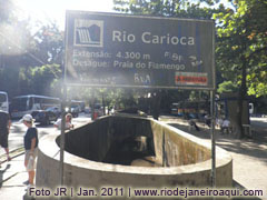 Rio Carioca canalizado a ceu aberto - Praça no Cosme Velho