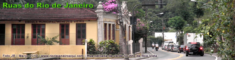 Rua cercada de verde no Alto da Boa Vista, bairro do Rio de Janeiro