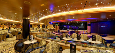 Bar do navio com palco para música ao vivo