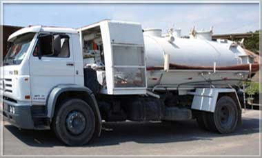 Caminhão com equipamento para desobstrução de grandes tubulações inclusive de saneamento