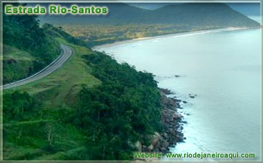 A estrada Rio-Santos contorna o litoral em grande parte de seu trajeto