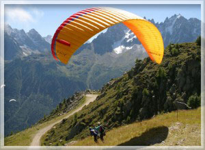 Decolagem de voo de parapente ou paraglider em região dos alpes