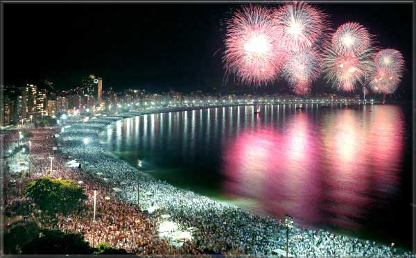 A multidão celebra a chegada do ano novo no Reveillon em Copacabana