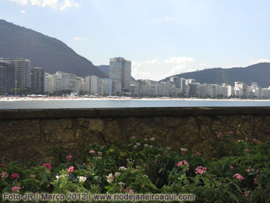 Praia de Copacabana visto do Forte de Copacabana - Muitos hotéis se estendem pela orla