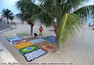Venda de toalhas artesanais na praia de Ipanema