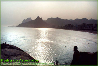 Foto tirada da Pedra do Apoardor onde se vê Ipanema, Leblon e o morro dois irmãos