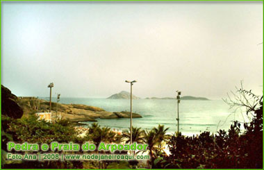 Pedra e Praia do Arpoador