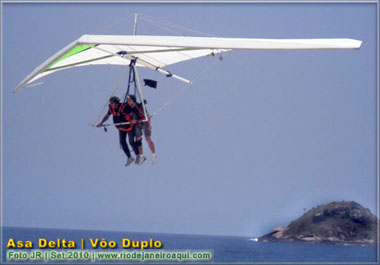 Asa delta pousando na Praia do Pepino em São Conrado