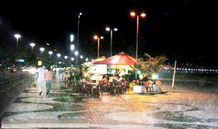 Calçadão de Copacabana à noite - Kiosks e bares próximos à praia