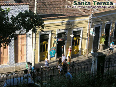 Lojas e bares de Santa Tereza, um deles fazendo alusão aos bondes