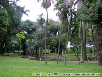 Gramados e lago nos jardins do Palácio do Catete