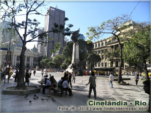 Praça da Cinelândia tendo o Teatro Municipal e Biblioteca Nacional ao fundo