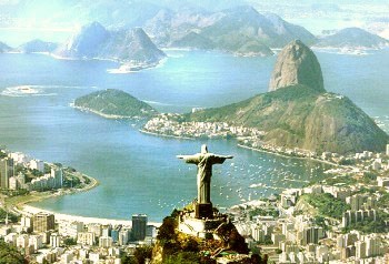 Vista Aérea do Rio de Janeiro - À frente o Corcovado e estátua do Cristo Redentor. Mais ao fundo o Pão de Açucar